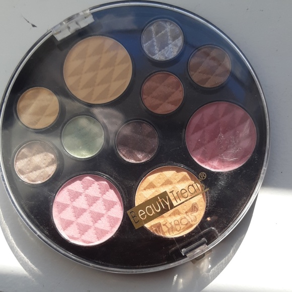 BeautyTreats, eyeshadow blush and powder palette - Picture 1 of 5